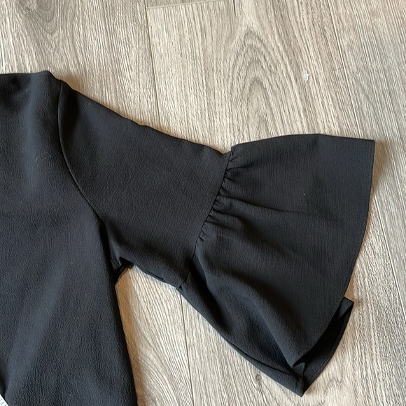 Gibson dressy black top with ruffled sleeve and sharkbite hem. - Picture 5 of 7